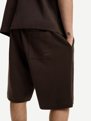 Regular Pantalon Bershka en marron