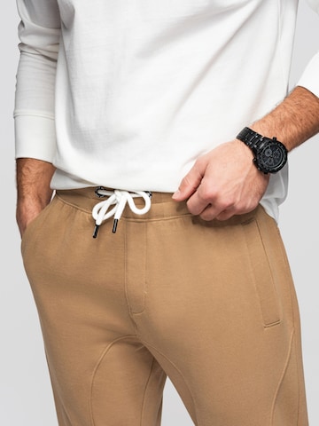 Effilé Pantalon de sport Ombre en marron