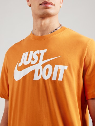 Coupe regular T-Shirt 'Swoosh' Nike Sportswear en orange