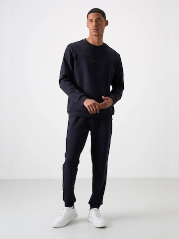 Tommy Life - Regular Fato de jogging em azul: frente