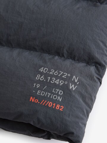 Next - Abrigo en gris
