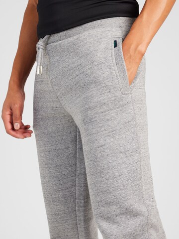 Superdry Tapered Hose 'Essential' in Grau