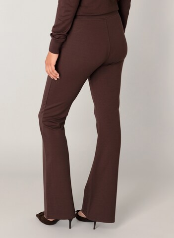 BASE LEVEL Flared Hose 'Yallie' in Braun