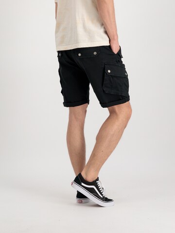 Coupe slim Pantalon cargo 'Combat' ALPHA INDUSTRIES en noir