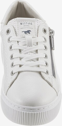 Sneaker bassa di MUSTANG in bianco