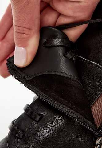 Bottines à lacets CESARE GASPARI en noir