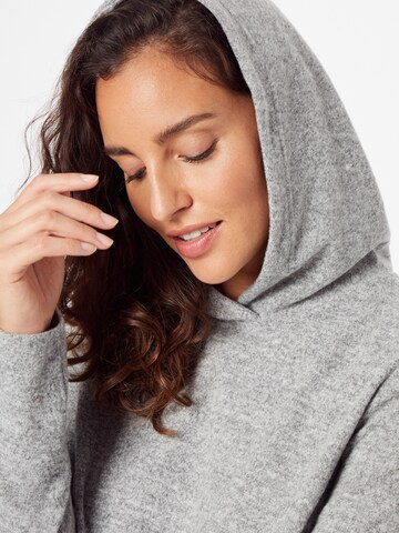 Sweat-shirt 'Pam' PIECES en gris