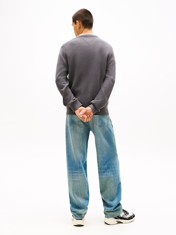 Pulover 'ESS' de la Tommy Jeans pe gri