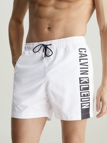 Shorts de bain 'Intense Power ' Calvin Klein Swimwear en blanc : devant