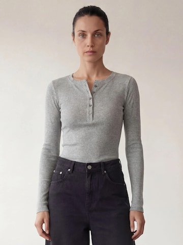 ARMIE Shirt 'The Petra Henley Slim-Fit Top - LGM' in Grey: front