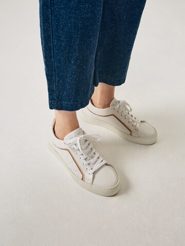 NINE TO FIVE Sneakers in White: front