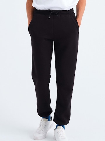 Rockupy Tapered Pants 'Lenny' in Black: front