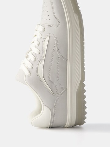 Bershka Sneaker in Grau