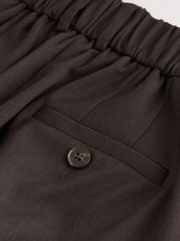 Effilé Pantalon à pince Next en marron