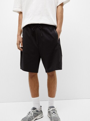 Pull&Bear Regular Pants in Black: front