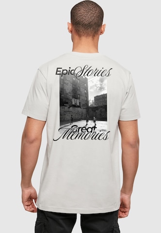 Mister Tee Shirt 'Epic Stories Great Memories' in Grijs: voorkant