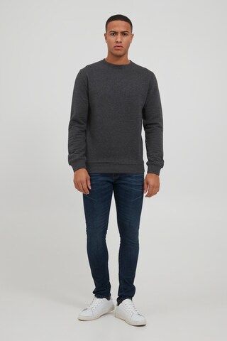 INDICODE JEANS Sweatshirt 'Bronn' in Grijs: voorkant