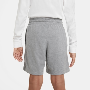 Nike Sportswear Regular Shorts in Grau