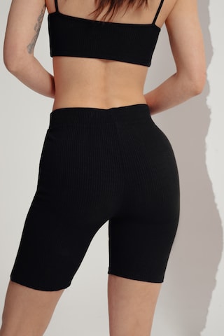 A LOT LESS - Skinny Leggings 'Emma' en negro