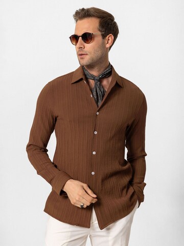 Antioch Regular Fit Langarm-Shirt in Braun