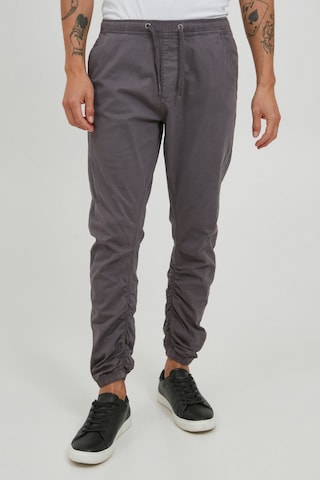 INDICODE JEANS Tapered Chino Pants in Grey: front