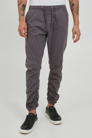 INDICODE JEANS Tapered Chino in Grijs: voorkant