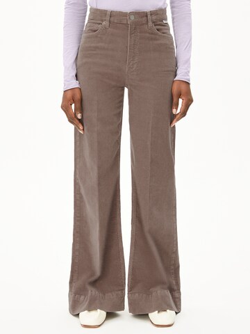 ARMEDANGELS Skinny Broek in Bruin: voorkant