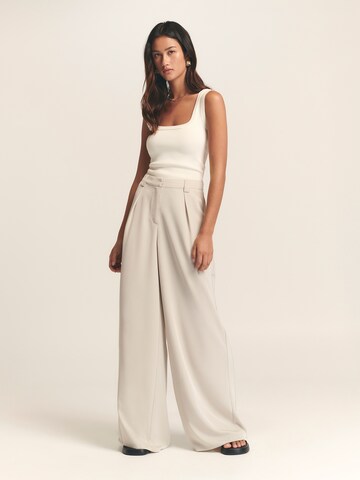 Wide leg Pantaloni con pieghe 'View' di St MRLO in beige: frontale