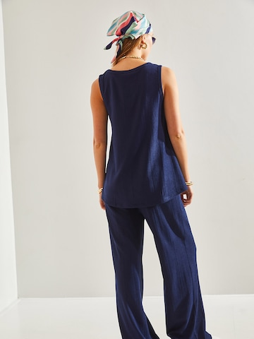 Bianco Lucci Костюм с панталон в синьо