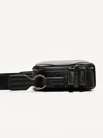 Bershka Skuldertaske i sort