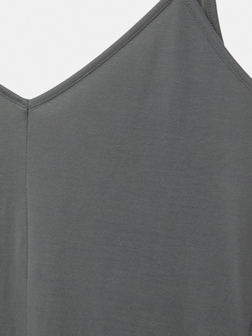 Rochie de la Pull&Bear pe gri