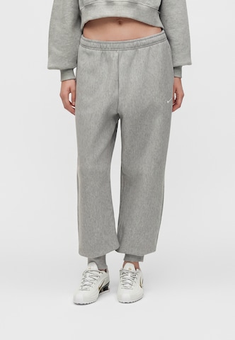 Nike Sportswear Tapered Housut 'Studio' värissä harmaa: etupuoli
