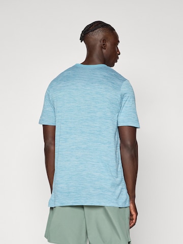T-Shirt fonctionnel 'NEW VENEER' NIKE en bleu : derrière