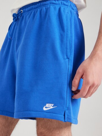 Loosefit Pantaloni 'CLUB' di Nike Sportswear in blu