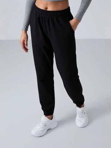 Tommy Life Tapered Pants in Black