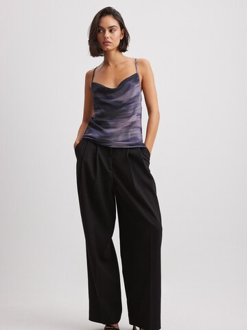 NA-KD Wide leg Pleated Pants in Black: front