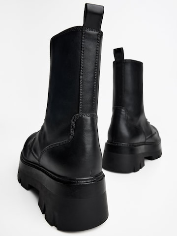 Ghete cu șireturi de la Bershka pe negru
