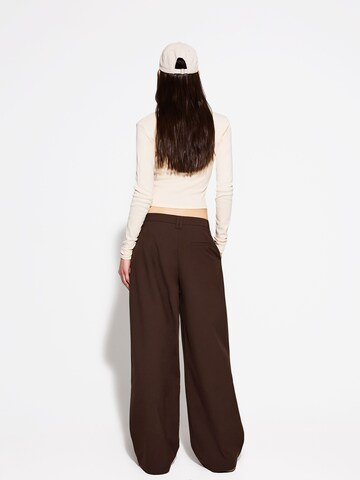 Bershka Wide leg Veckad byxa i brun