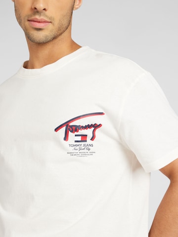 Tricou de la Tommy Jeans pe alb