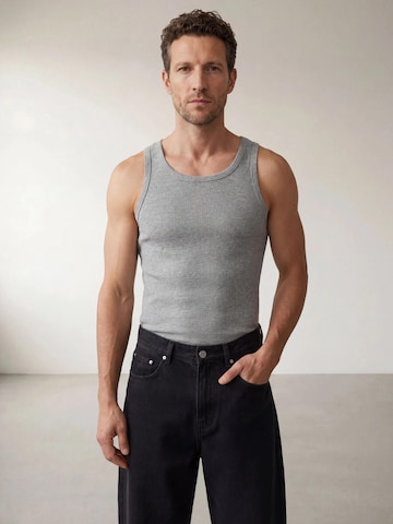 Maglietta 'The Peter Muscle-Fit Ribbed Tanktop - Light Grey Melange' di ARMIE in grigio