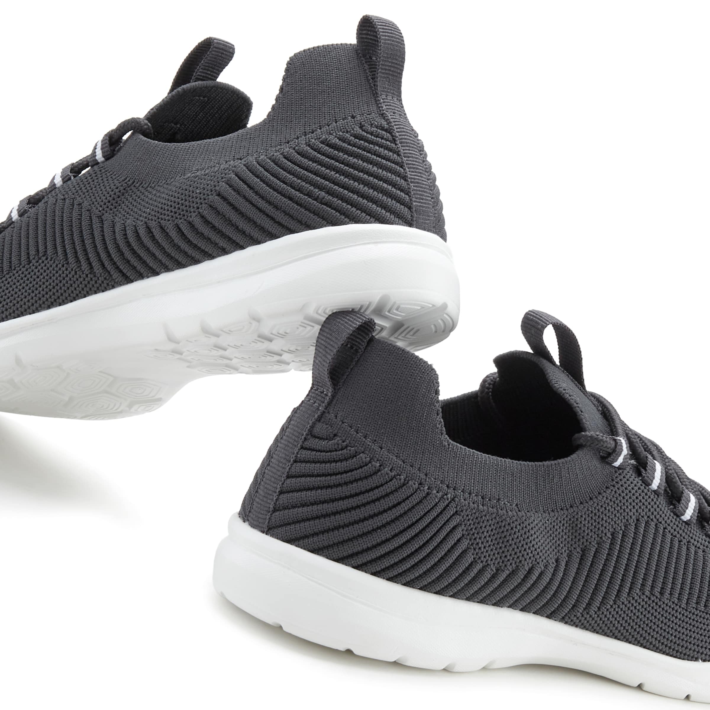 LASCANA Низкие кроссовки в Серый