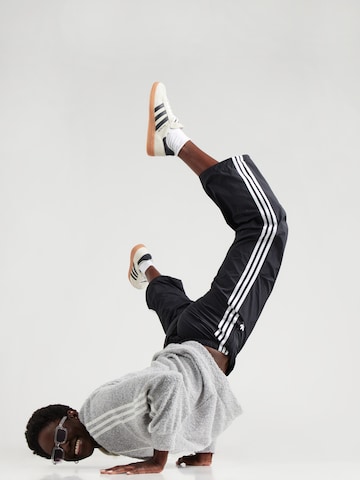 ADIDAS ORIGINALS Sweatshirt i grå