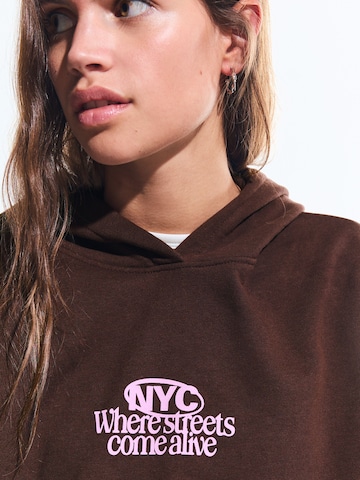 Bershka Суичър в кафяво