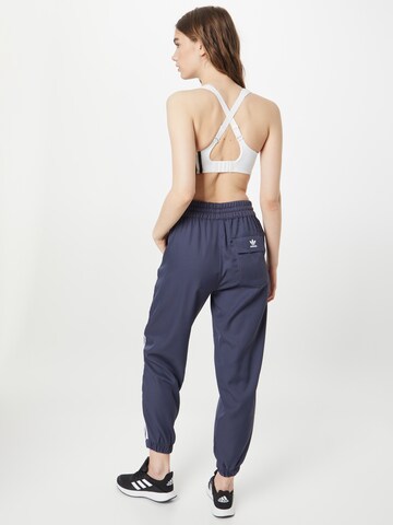 ADIDAS ORIGINALS Tapered Broek in Blauw