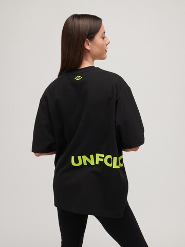 UNFOLLOWED x ABOUT YOU T-shirt 'TEAM' i svart: baksida