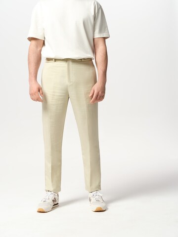 Coupe slim Pantalon à plis 'Alessio' ABOUT YOU x Jaime Lorente en beige : devant