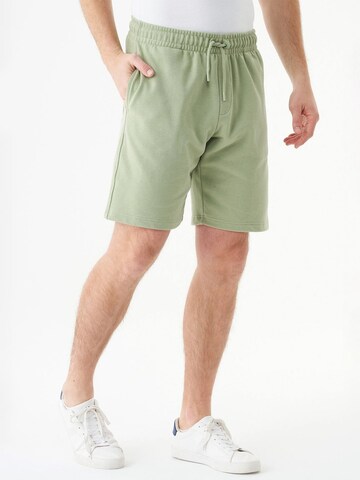 Organication Regular Shorts in Grün