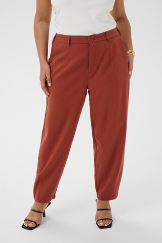 KAFFE CURVE Loosefit Bukser med lægfolder 'Merla' i brun: forside