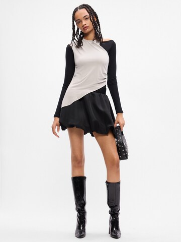 Fustă de la Gina Tricot pe negru