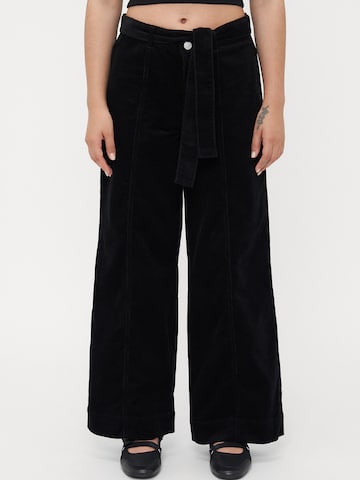 Only Petite Wide leg Pants 'ONLMADISON-NESSA' in Black: front